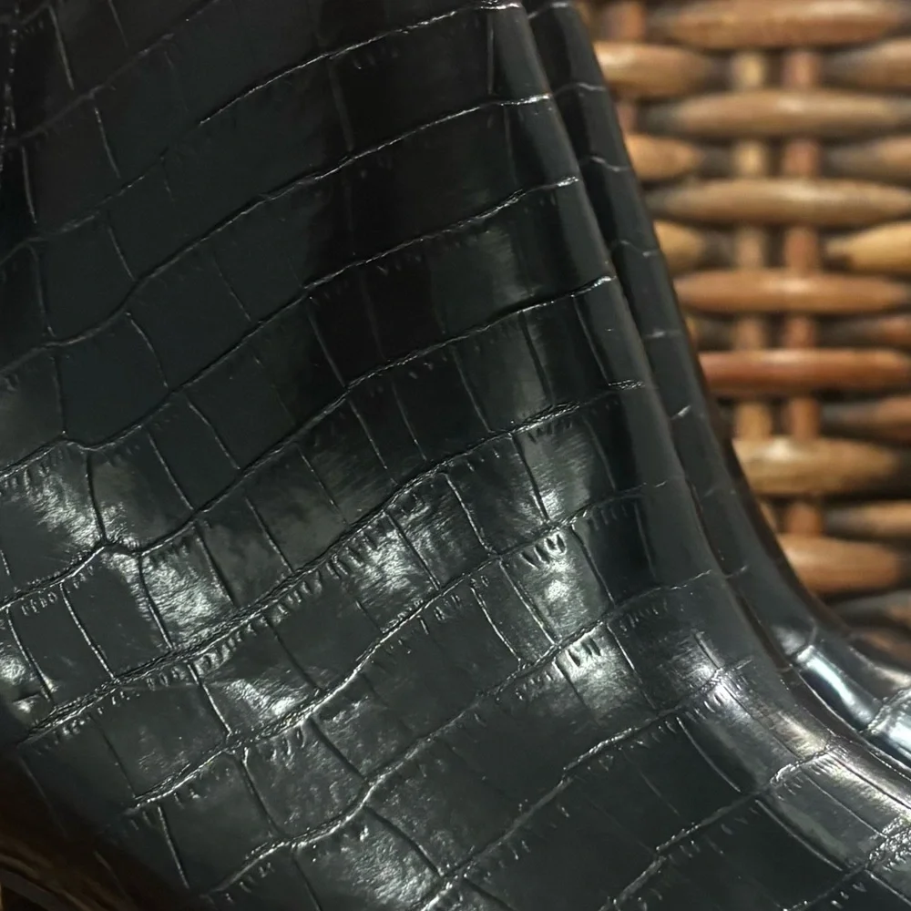 AEROSOLES Black Croc-Patterned Ankle Booties in size 9.5. Great condition !